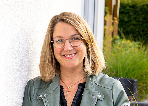 Porträt von Caro Weber im Garten